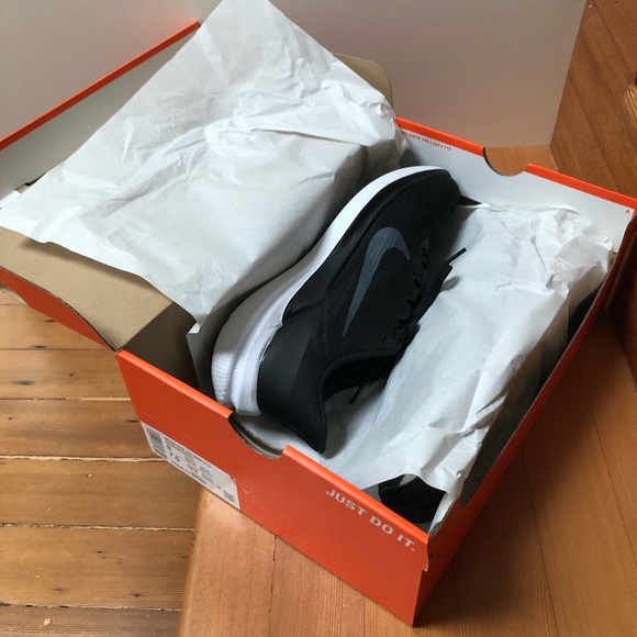 Nike Women's Air Zoom Winflo 9 Running Shoes (Black) - Picture 11 of 11